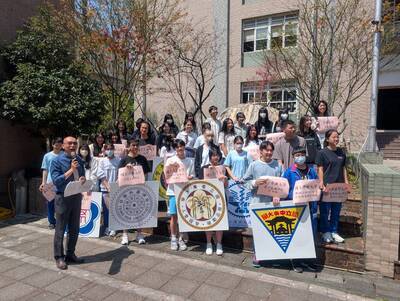 校長帶領同學向老師謝師恩